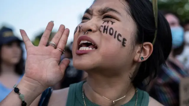 Una activista a favor del aborto durante una manifestaición en Washington D.C.