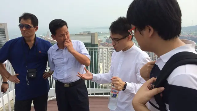 (캡션) 2014년 싱가포르의 최고층 공공주택에서 북한 특구 개발 담당자들을 교육하는 캘빈 추아