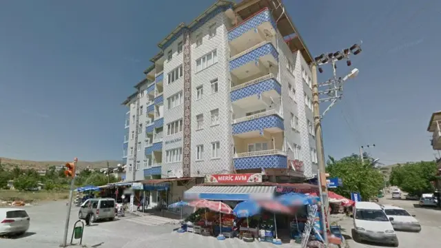 Mavi Göl apartmanının yıkılmadan önceki hali