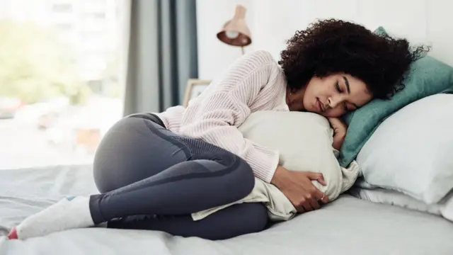 Wata mace kwance a gado