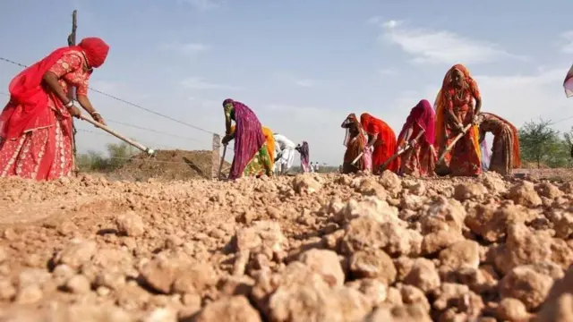 गांव में महिलाएं