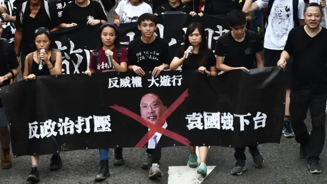 香港學生與年輕民主活動人士手持反對袁國強橫幅遊行(1/10/2017)
