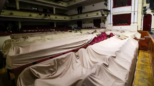 В Москве закрыты театры и отменены спектакли