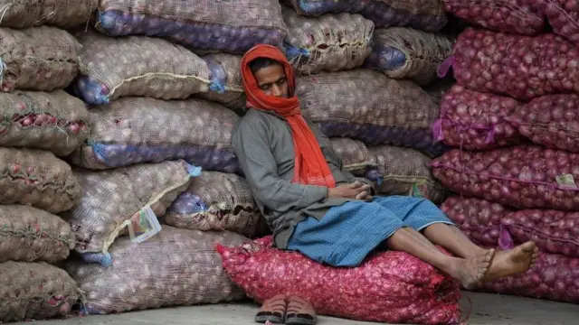 क्या प्याज़ के दाम बढ़ने की वजह फसल ख़राब होना है या कारण कुछ और हैं?