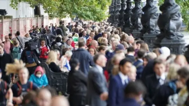 Opo ero ti n duro lati wo oku Obabinrin Elizabeth II ni Westminster