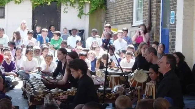 Simon Cook dalam acara komunitas di Plumstead London pada 2005.