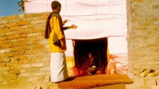 مسجد کے ملبے پر عارضی مندر