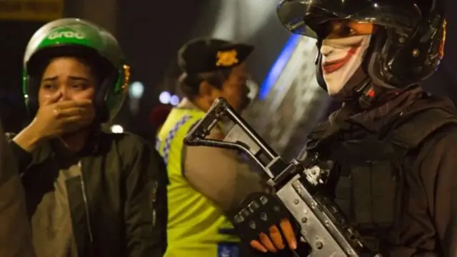 Aparat bersiaga setelah ledakan bom di Kampung Melayu, Jakarta, pada Rabu (24/05).