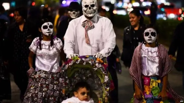 ਮੈਕਸੀਕੋ ਸ਼ਹਿਰ ਵਿੱਚ ਹੋਣ ਵਾਲੇ ਇਸ ਜਲੂਸ ਵਿੱਚ ਬੱਚੇ ਤੇ ਵੱਡੇ ਸਾਰੇ ਹੀ ਹਿੱਸਾ ਲੈਂਦੇ ਹਨ।