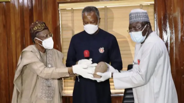 Handover ceremony of di artefact