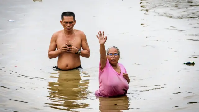 Un hombre y una mujer con el agua que les llega hasta la cintura