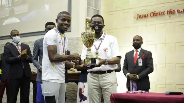 Pastor Dare Adeboye, Pastor-in-Charge of Youth Province 5 dey present award to young pipo wey don show outstanding performance for church