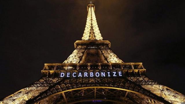 La Torre Eiffel con un cartel a favor de reducir las emisiones de CO2.
