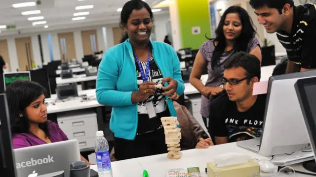 হায়দারাবাদে ফেসবুকের অফিসে একদল কর্মী।