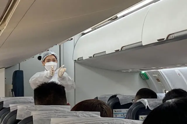 ရန်ကုန်လေဆိပ်ကမထွက်ခွာခွင် လုံခြုံရေးလုပ်ငန်းစဥ်တွေ ရှင်းပြနေတဲ့ လေယာဥ်ဝန်ထမ်းတစ်ဦး