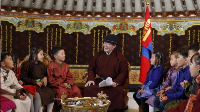 蒙古国秋季开学那一天，蒙古总统巴特图勒嘎同学生讲话互动，许多人认为他委婉地表达了对内蒙古蒙古语教学新政策的态度