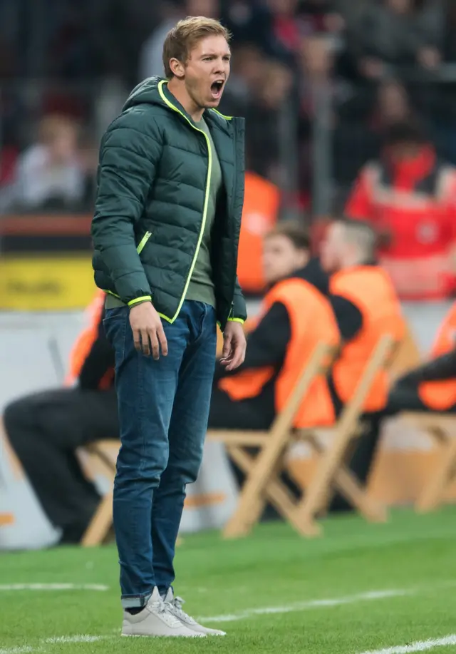 Nagelsmann hace indicaciones al borde del campo.