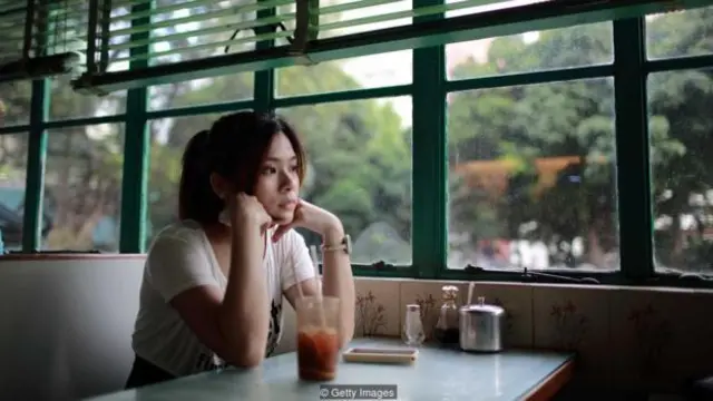 "불안한 사람들은 항상 걱정하고 질투하거나 주의를 끌려고 매달린다