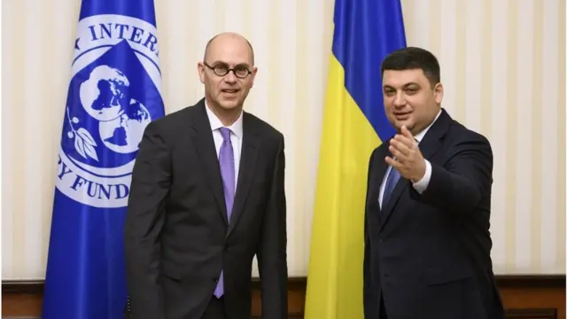 Правительство Владимира Гройсмана долгое время сопротивлялось дальнейшему повышению цен на газ для населения, но демонстрировало теплые отношения с МВФ