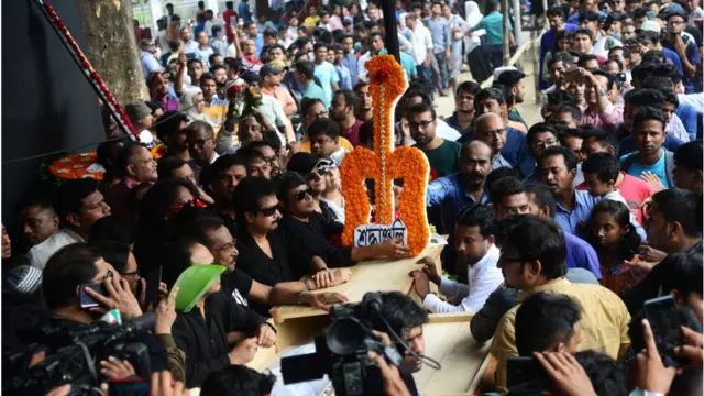 আইয়ুব বাচ্চুকে শেষ বিদায় জানাতে মানুষের ঢল।