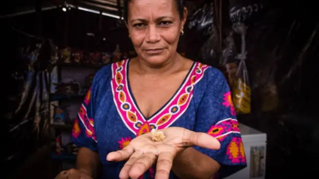 Una mujer con una pepita de oro