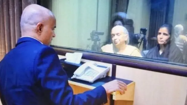 માતા અને પત્નીને મળતા જાધવ