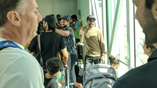 புனே விமான நிலையத்தில் சுரேஷ் ரெய்னா