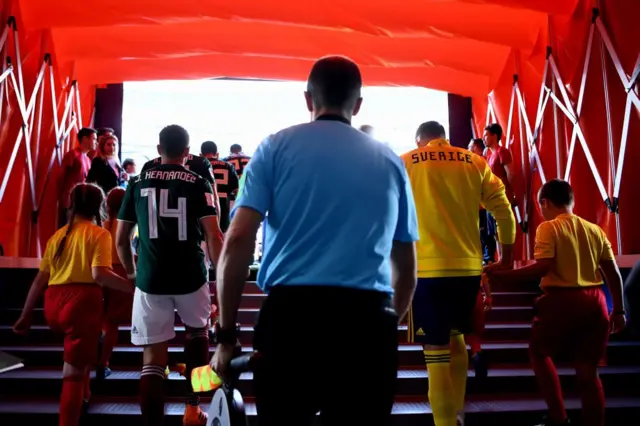 El momento de la verdad con los jugadores saliendo al campo.