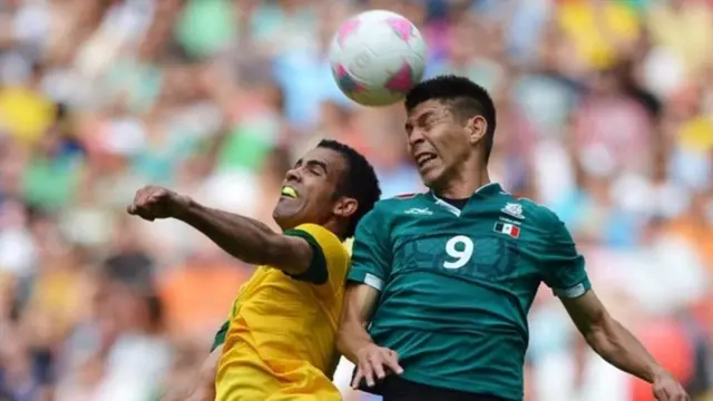 सिर से गेंद मारते खिलाड़ी