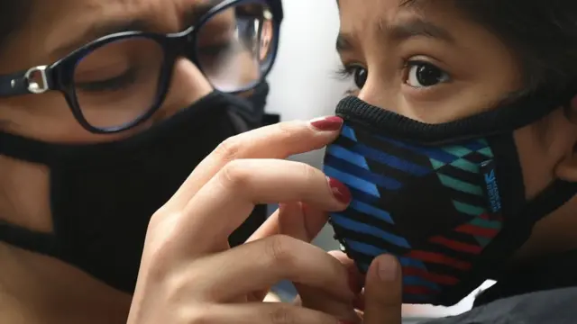 แม่+เด็ก สวมหน้ากากกันมลพิษ