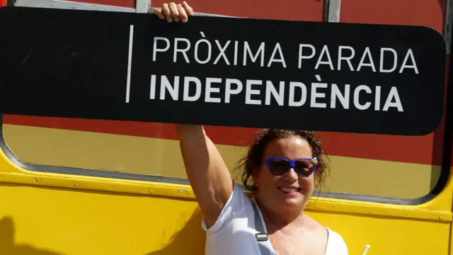 Simpatizande de la causa catalana con un cartel