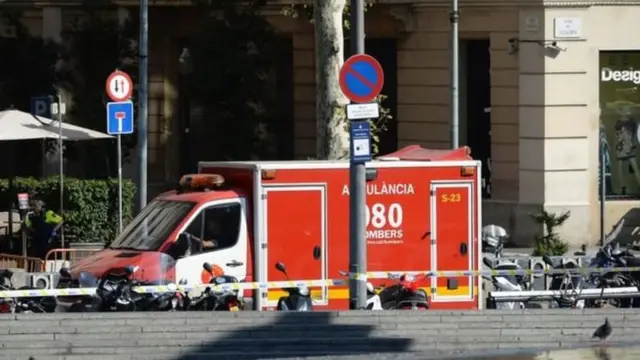 Las Ramblas ni umuhanda inkengero zawo ziba zuzuye ba mukerarugendo.