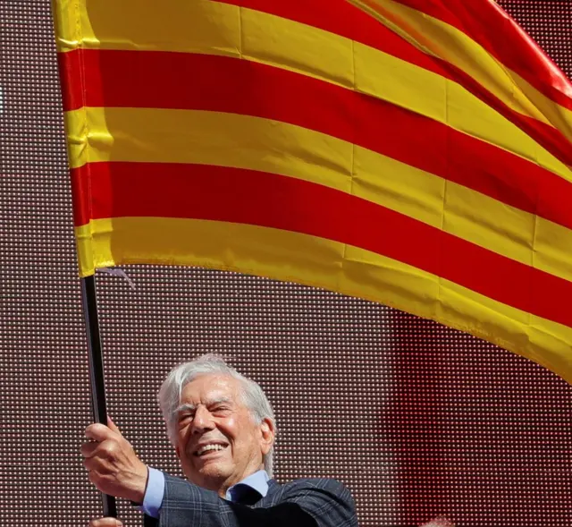 Vargas Llosa con una bandera catalana