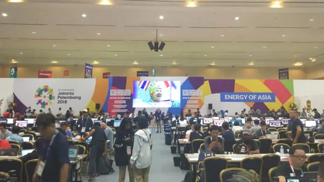 Ruang pers disediakan komputer, printer serta wifi untuk membantu wartawan mengerjakan laporan mereka.