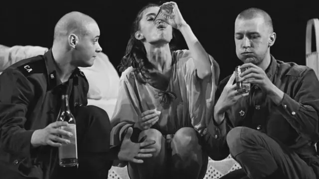 Сцена из спектакля МДТ "Стройбат"