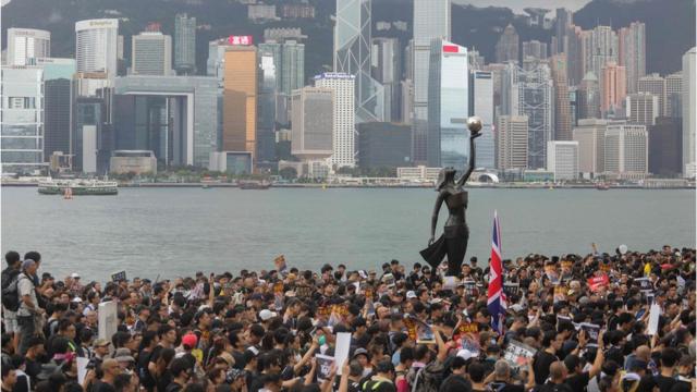 香港旅游区星光大道挤满示威者。