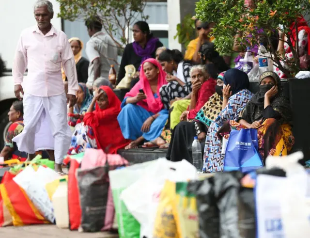 શ્રીલંકામાં કેરોસીન ખરીદવા માટે લોકોએ લાંબી લાઇનોમાં લાગવું પડે છે