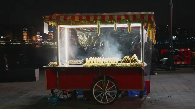 gece sokak satıcısı