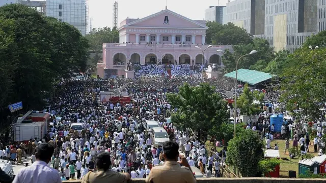 மறைந்த ஜெயலலிதாவுக்கு அஞ்சலி செலுத்த சென்னை ராஜாஜி அரங்கில் கூடிய மக்கள் கூட்டம்