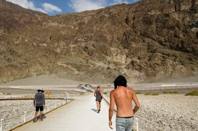 તડકામાં લોકો