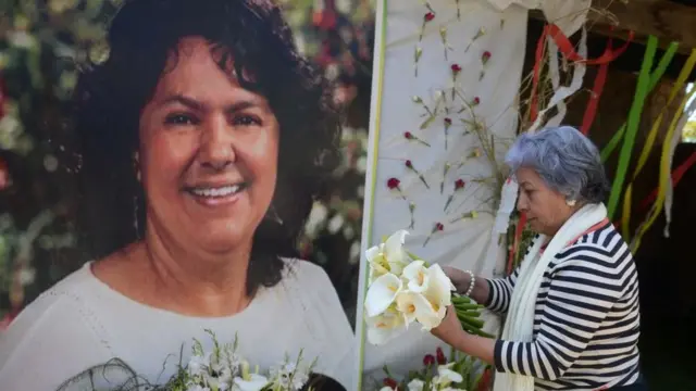 Una mujer rinde tributo a Berca Cáceres.