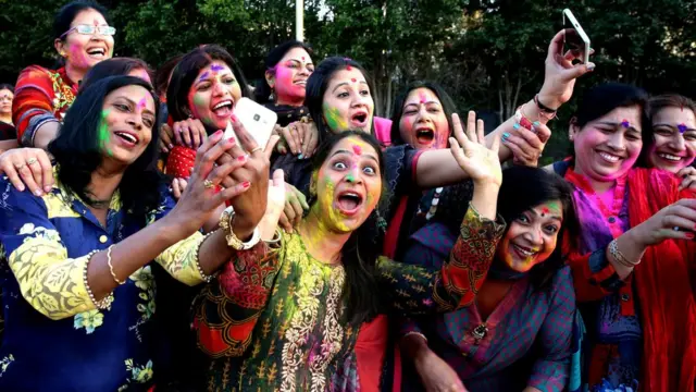 भोपाल में होली खेलने के बाद सेल्फ़ी लेती महिलाएं.
