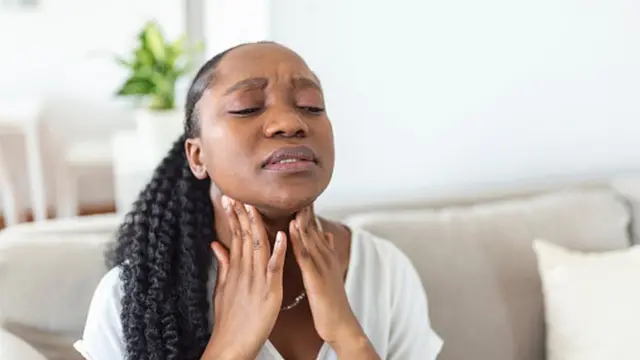 Une femme en douleur