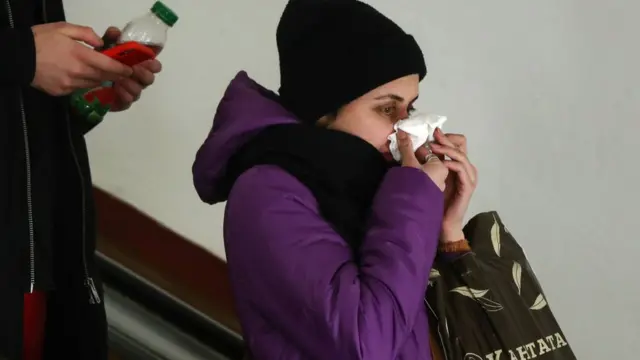 امرأة تمسك منديلا