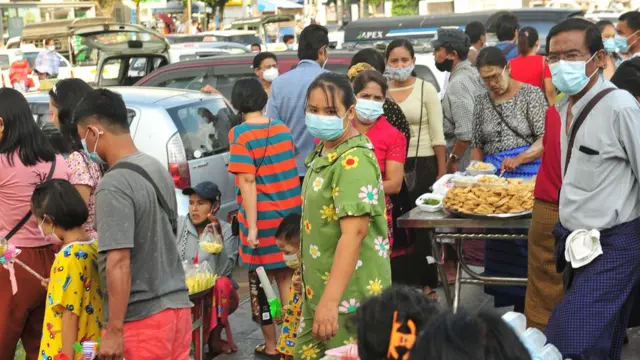 နိုဝင်ဘာလ ၃၀ ရက် တန်ဆောင်မုန်းလပြည့်ကျော်တစ်ရက်နေ့ ရန်ကုန်မြို့လယ်က မဟာဗန္ဓုလပန်းခြံကို လာရောက် လည်ပတ်သူများ