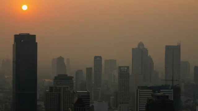 สภาพหมอกควันเหนือกรุงเทพ ฯ เมื่อพระอาทิตย์ตก