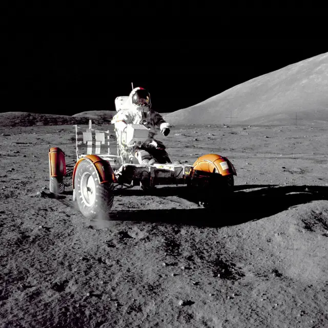 Cernan e o Lunar Roving Vehicle (durante a primeira parte da primeira atividade extraveicular da Apollo 17 no local de pouso Taurus-Littrow.