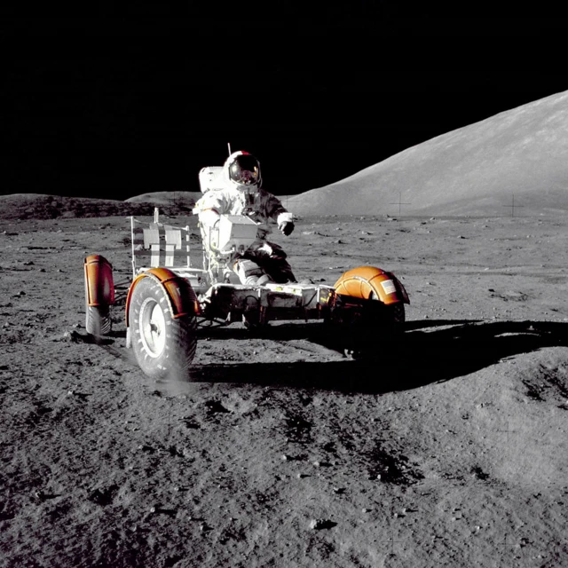 Cernan e o Lunar Roving Vehicle (durante a primeira parte da primeira atividade extraveicular da Apollo 17 no localsinais f12 bet aviatorpouso Taurus-Littrow.