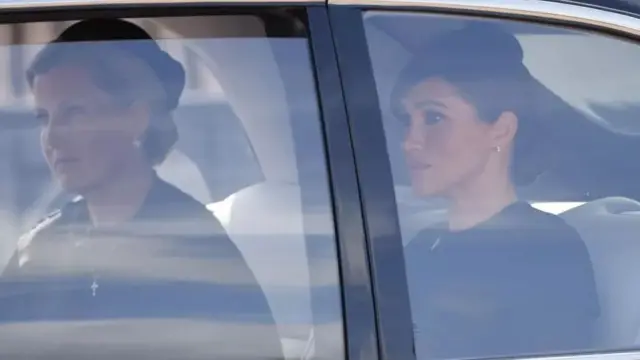 أفراد العائلة المالكة يتبعون نعش الملكة إليزابيث الثانية