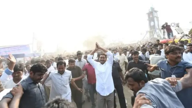 ஆந்திர மாநிலத்தில் கஷ்ட சுழல்களையும் மீறி உறுதியாய் எழுந்துள்ள ஜெகன் மோகன் ரெட்டி